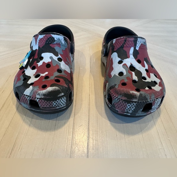 Crocs Unisex-Child Classic Red/Black/Grey/White Camo Clog - Size C10 - Picture 7 of 16